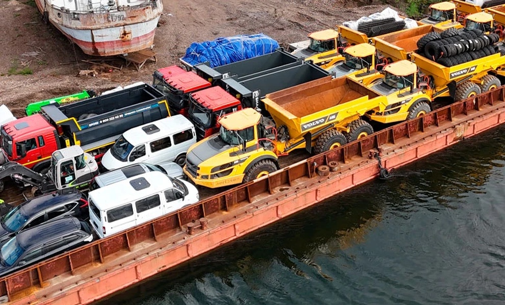 Перевозка техники по реке Енисей (речной флот)