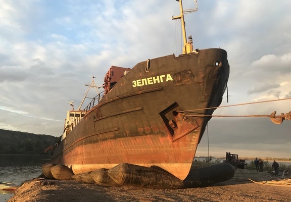 Спуск / Подъем речного флота на берег (река Енисей, Красноярский край)