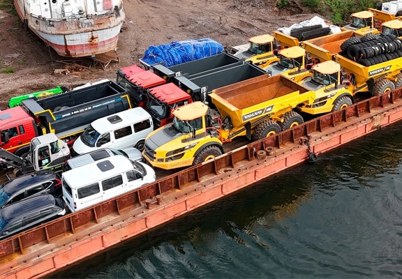 Перевозка техники по реке Енисей (речной флот)