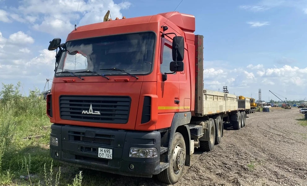 Тягач МАЗ 6430С9 520 020 с полуприцепом: надёжные перевозки под ключ