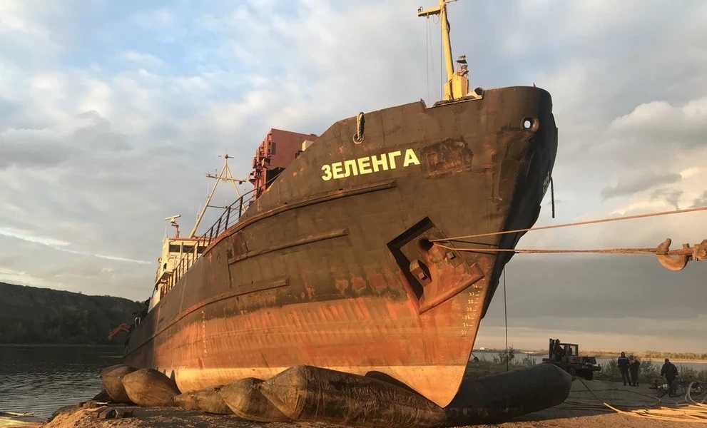 Спуск / Подъем речного флота на берег (река Енисей, Красноярский край)